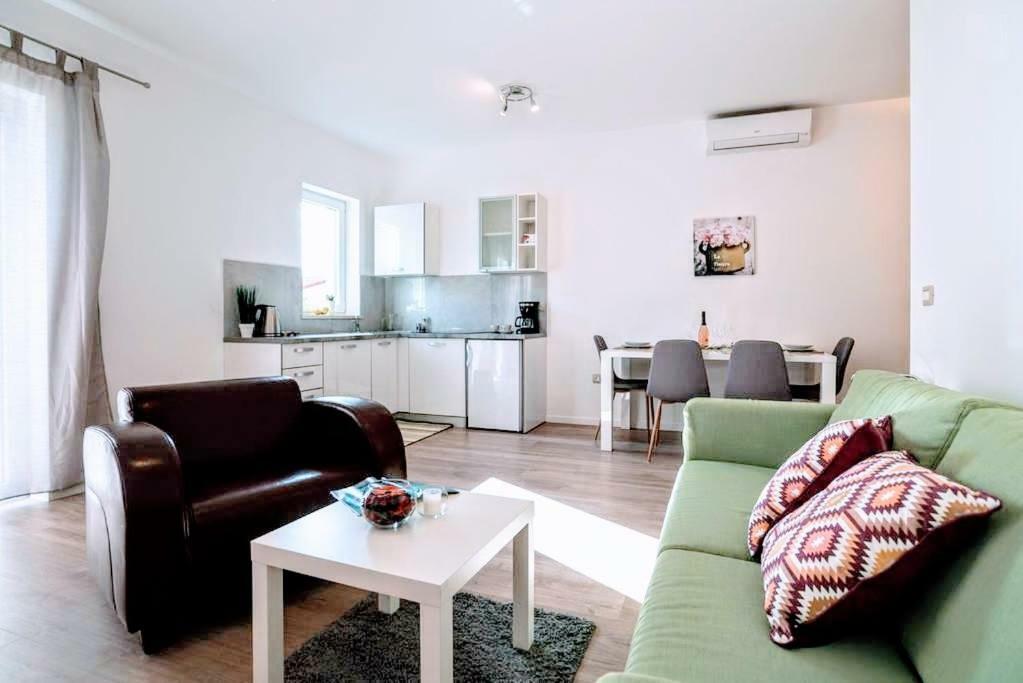 Holiday Apartments Mediterraneo Funtana Exterior photo