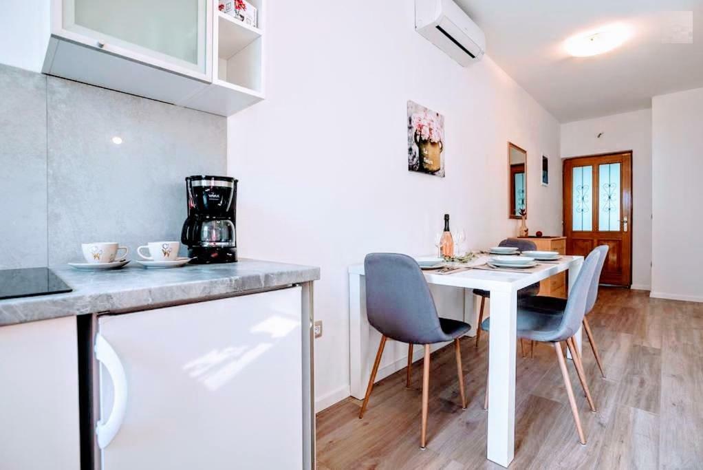 Holiday Apartments Mediterraneo Funtana Exterior photo